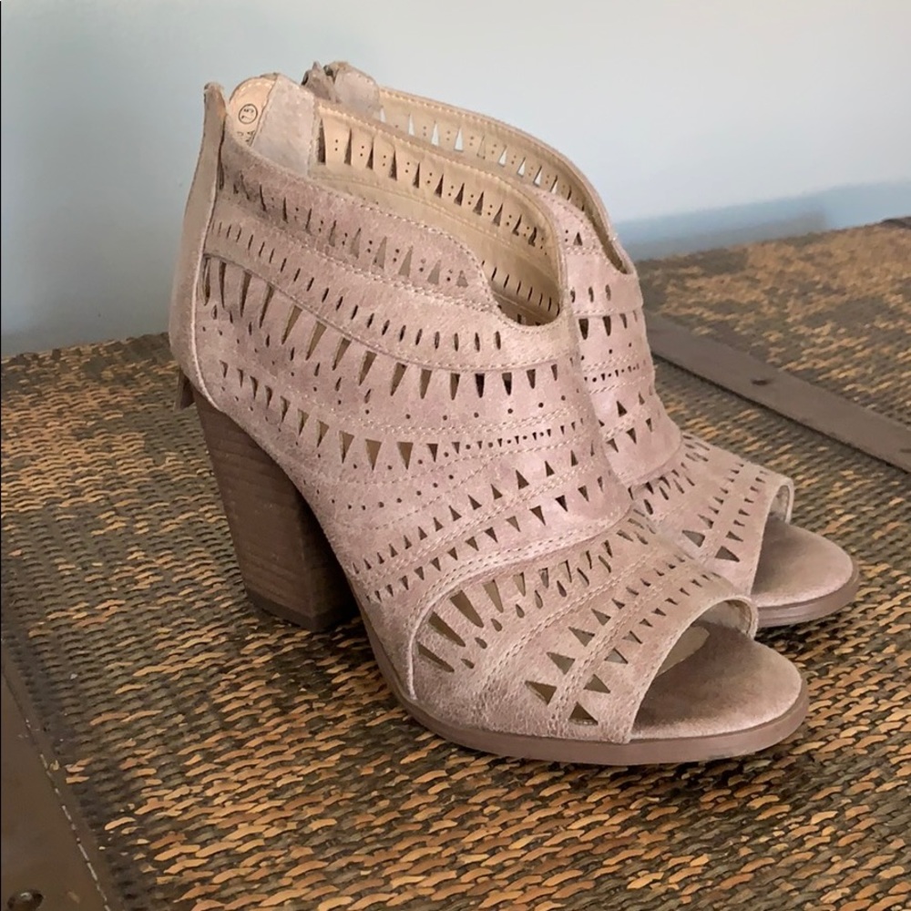 Not Rated high heel booties in tan 7.5